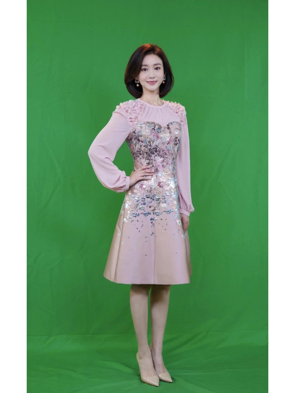 主持人王铮 主持人王铮 身穿songofsong录制节目 精美立体绣花装饰