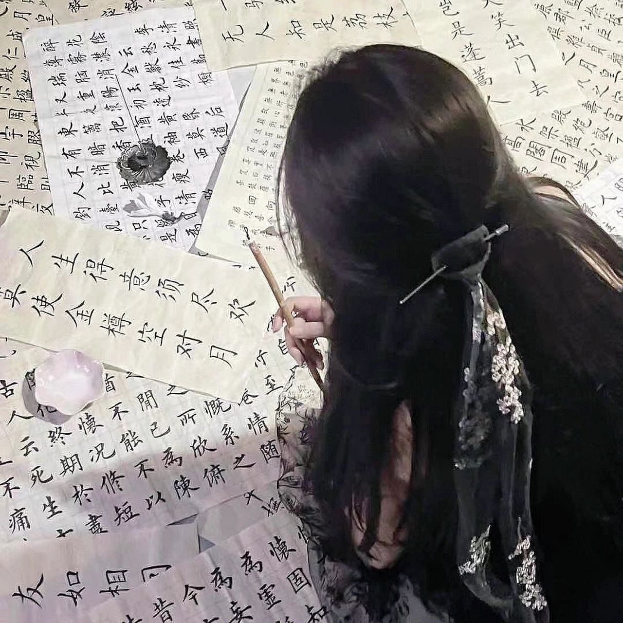就这氛围感女头像. 古风书法少女谁不爱!