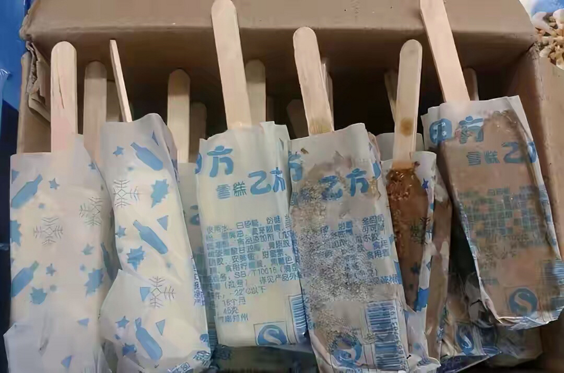 甲方乙方雪糕,小时候的味道 白色是奶的,咖色是巧克力的.