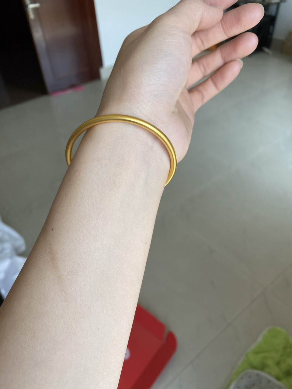 2月13日买了六桂福的古法金手镯 买金子一定要买算克的, 一开始给我买