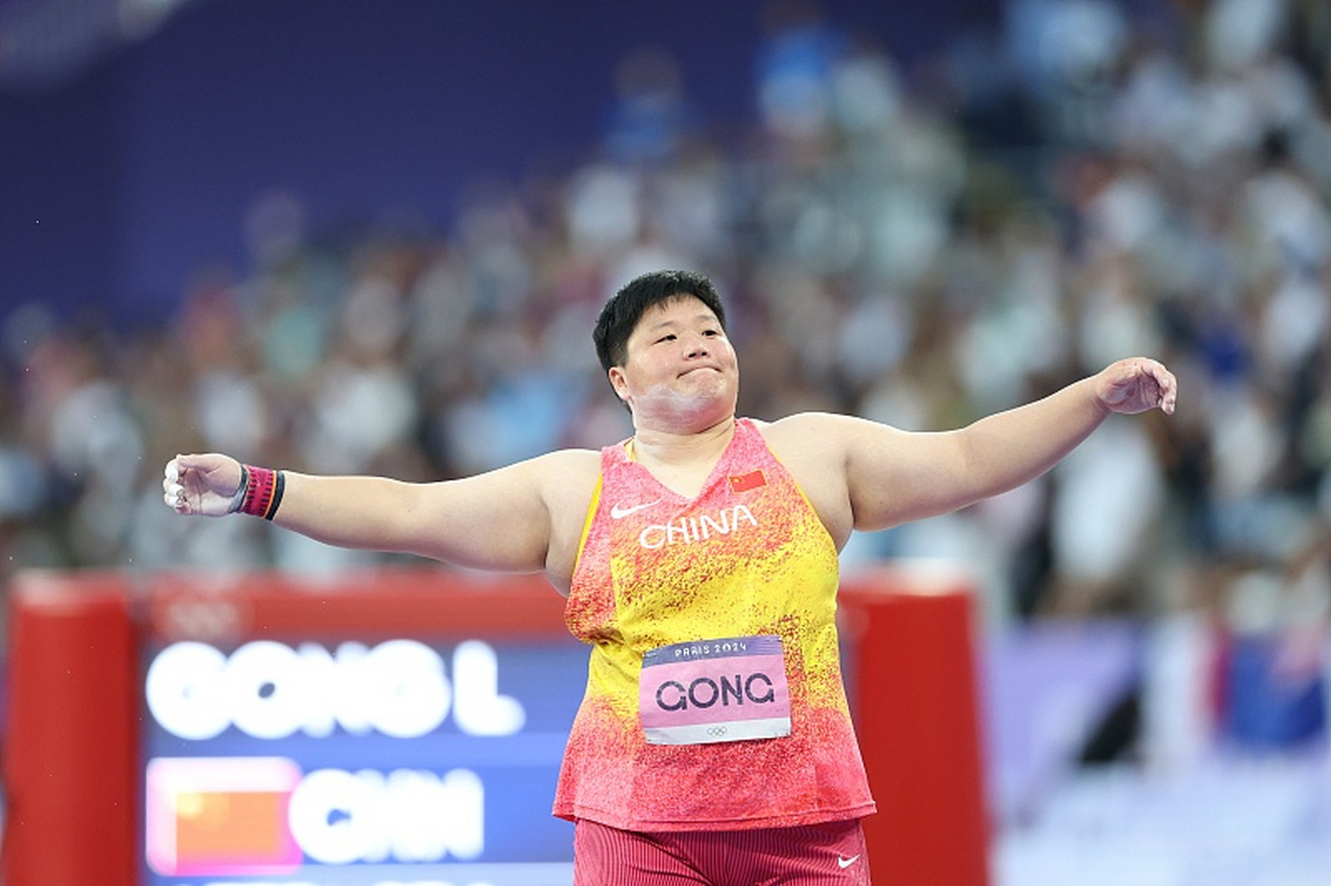 最终她仅获得了第五名,但看到队友宋佳媛首次收获一枚奥运铜牌,巩立姣