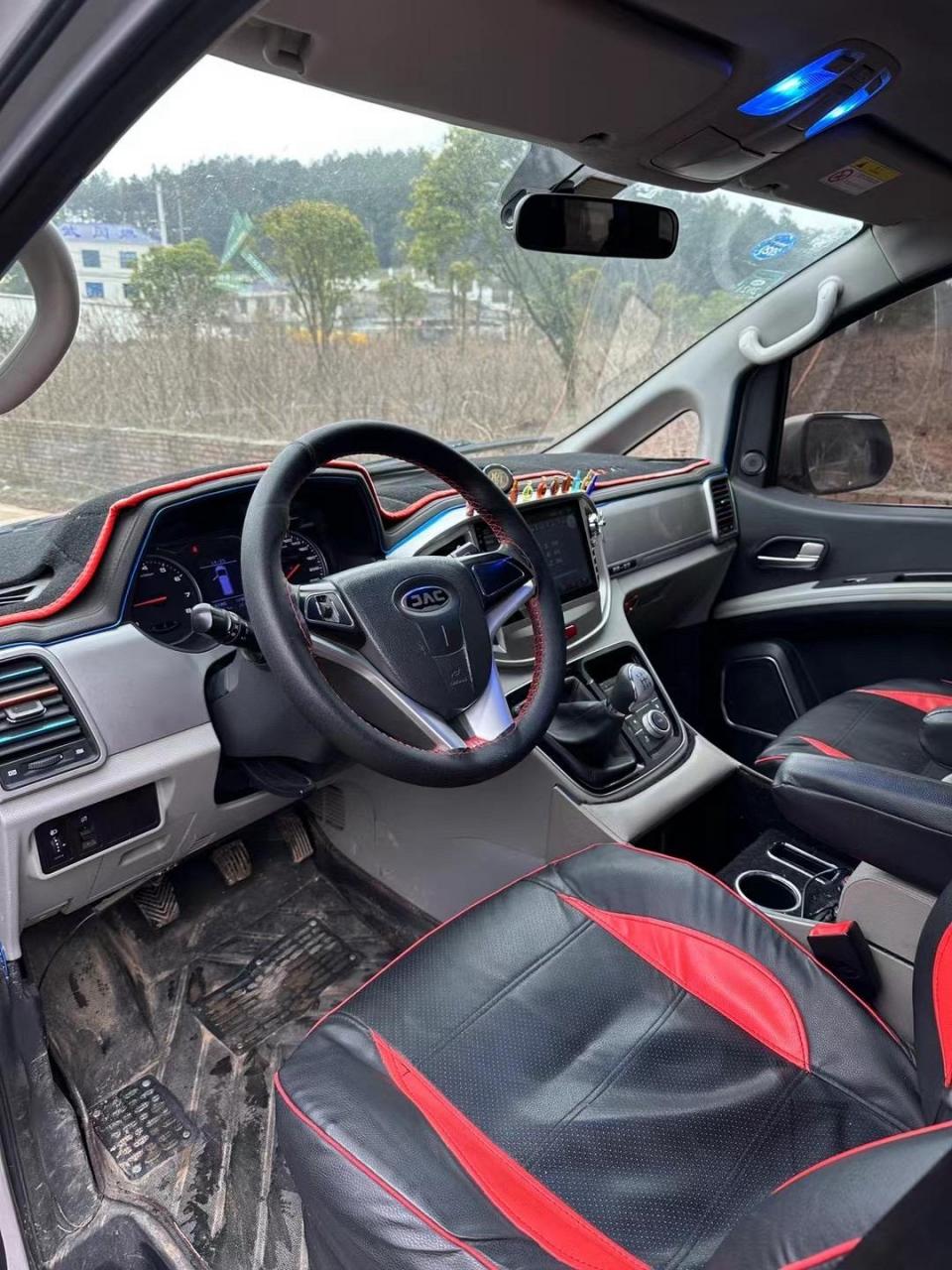 0l手动舒适型,七座大商务车,定速巡航,后排中央空调,多功能方向盘