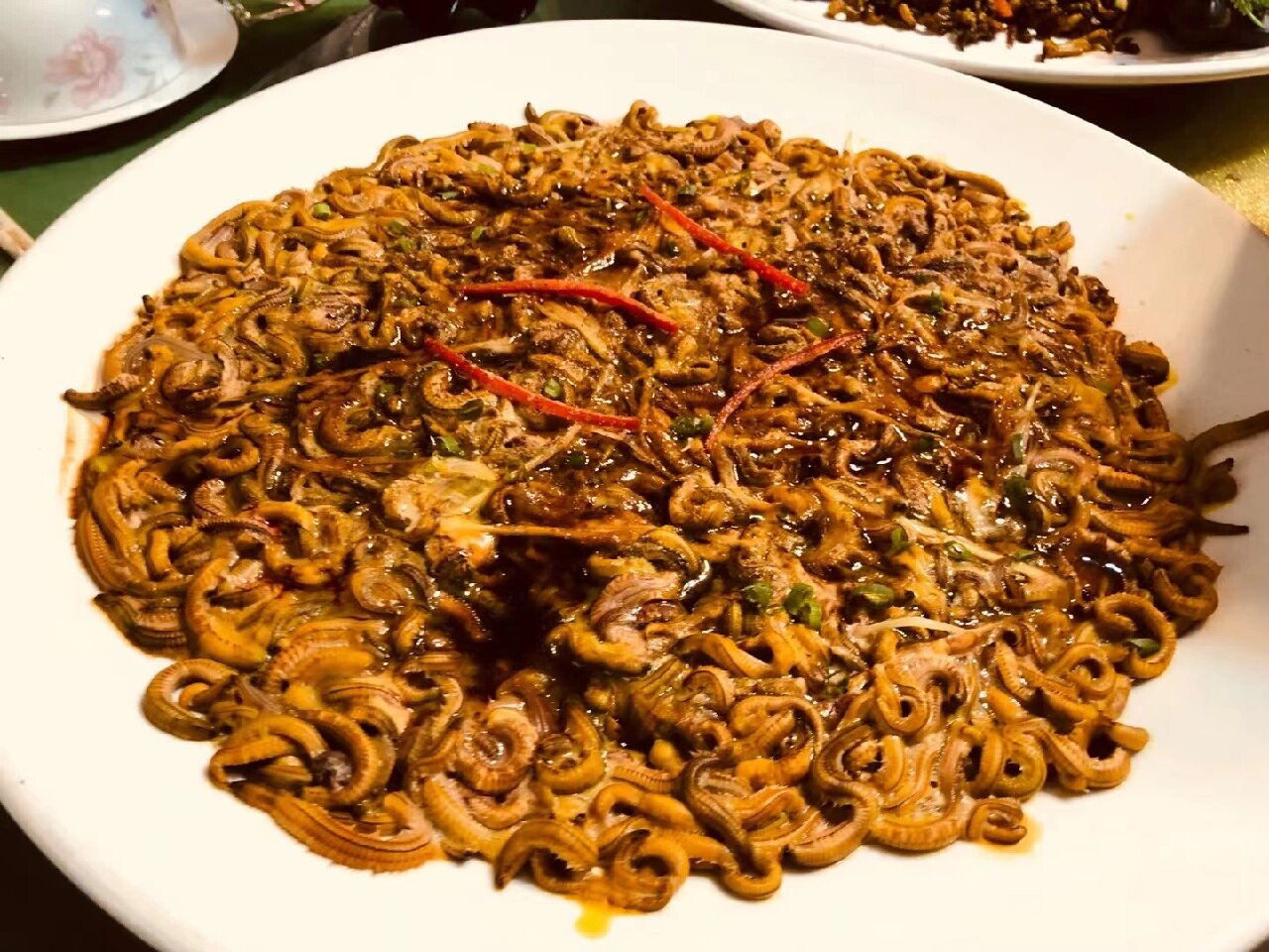 广东人最爱吃的禾虫,姥爷仔见到都留口水!