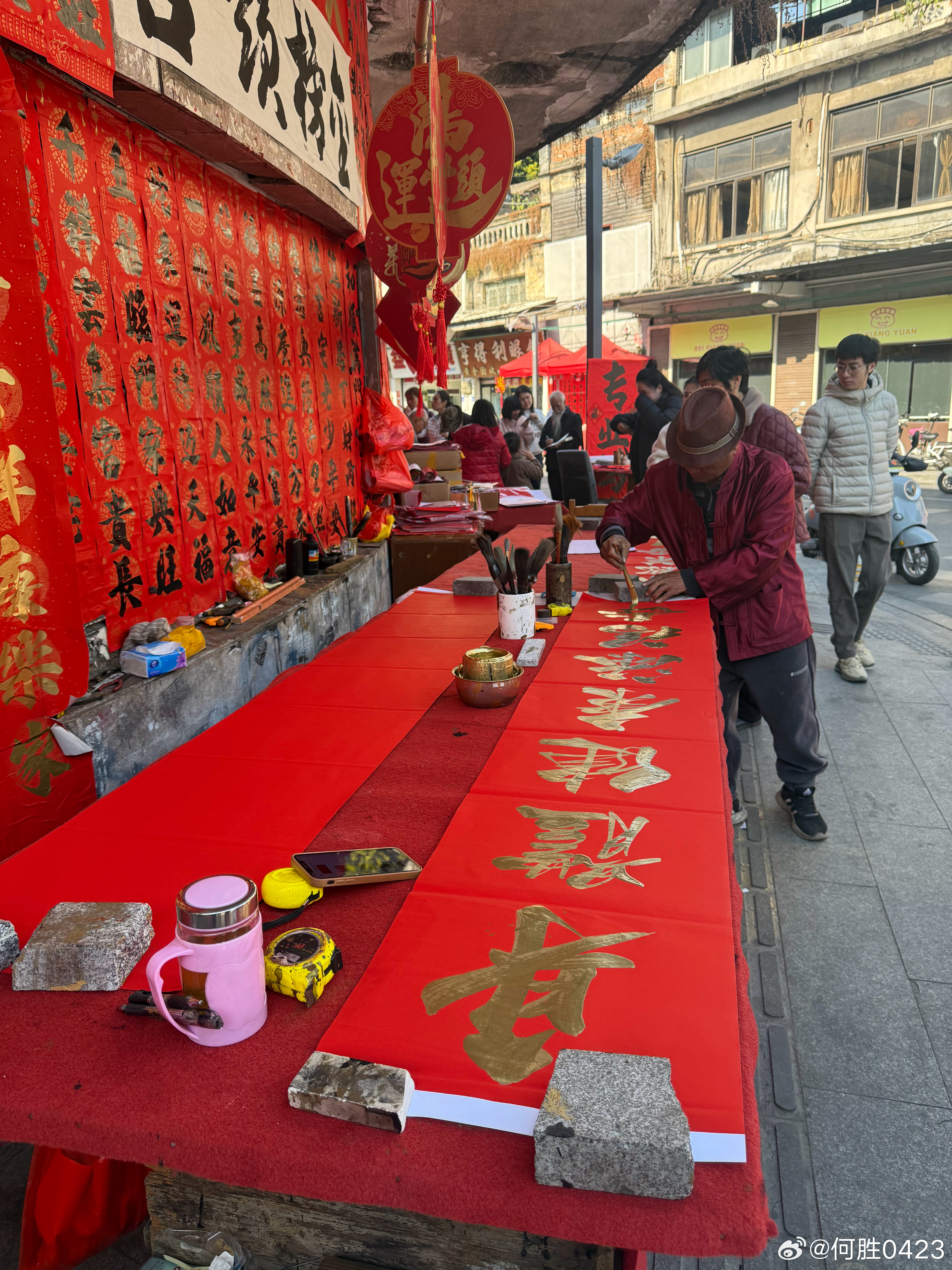 有城市能有广东年味这么足了,距离春节还有十几天,街上都是写春联的