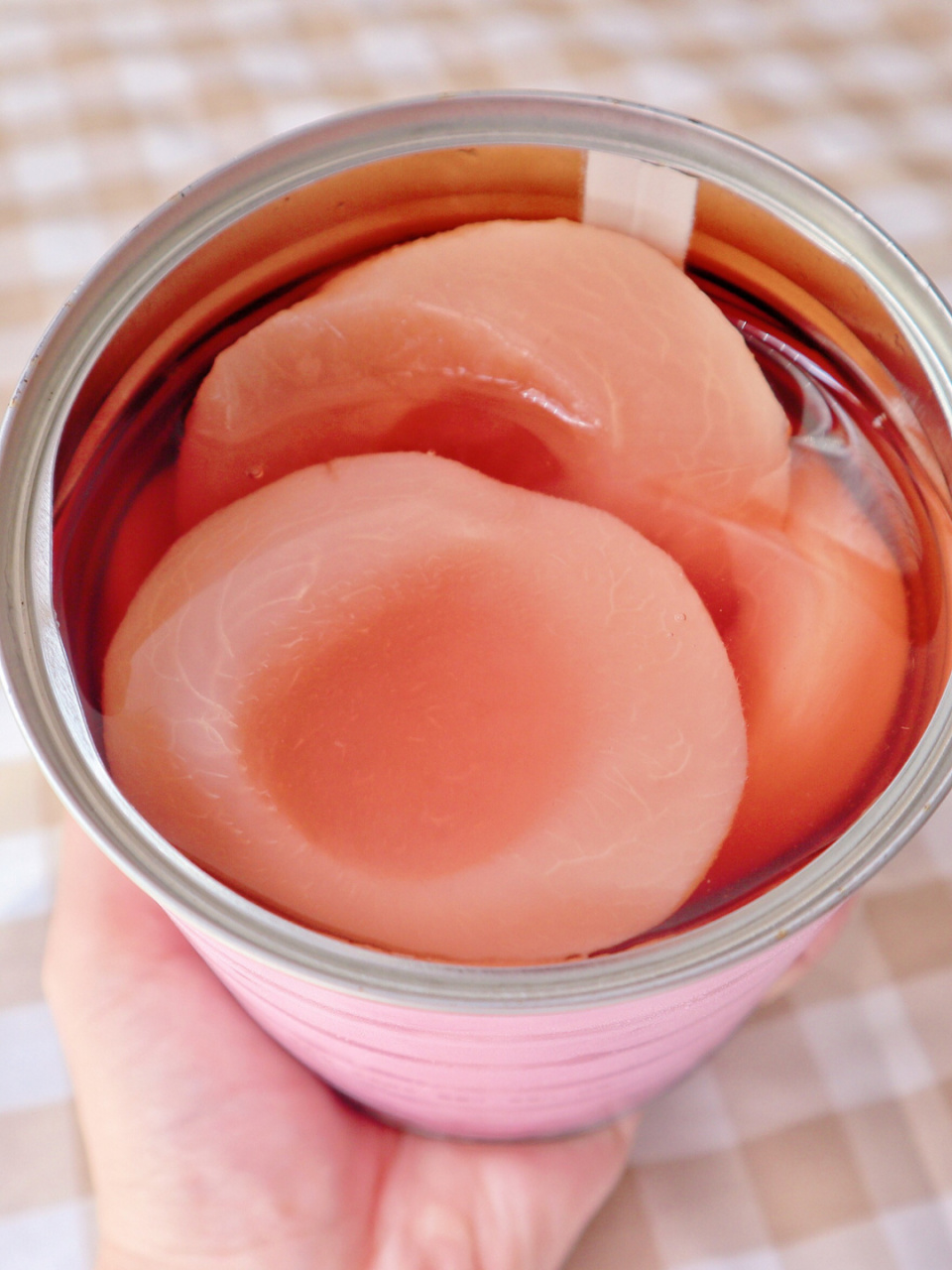 97也是被小伙伴种草的超粉嫩的水蜜桃罐头～ 之前吃的一直都是白桃