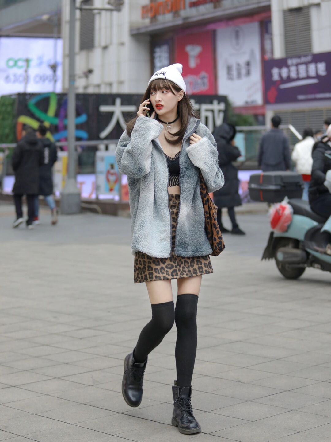 街拍# #街头摄影# #索尼# #产品摄影# #相机配件分享# #重庆街拍