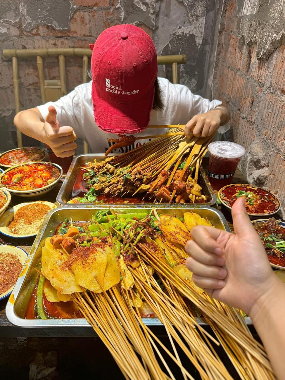 乐山!最伟大的串串出现了0505 #艾特你的饭搭子请你吃# 油卤串串!