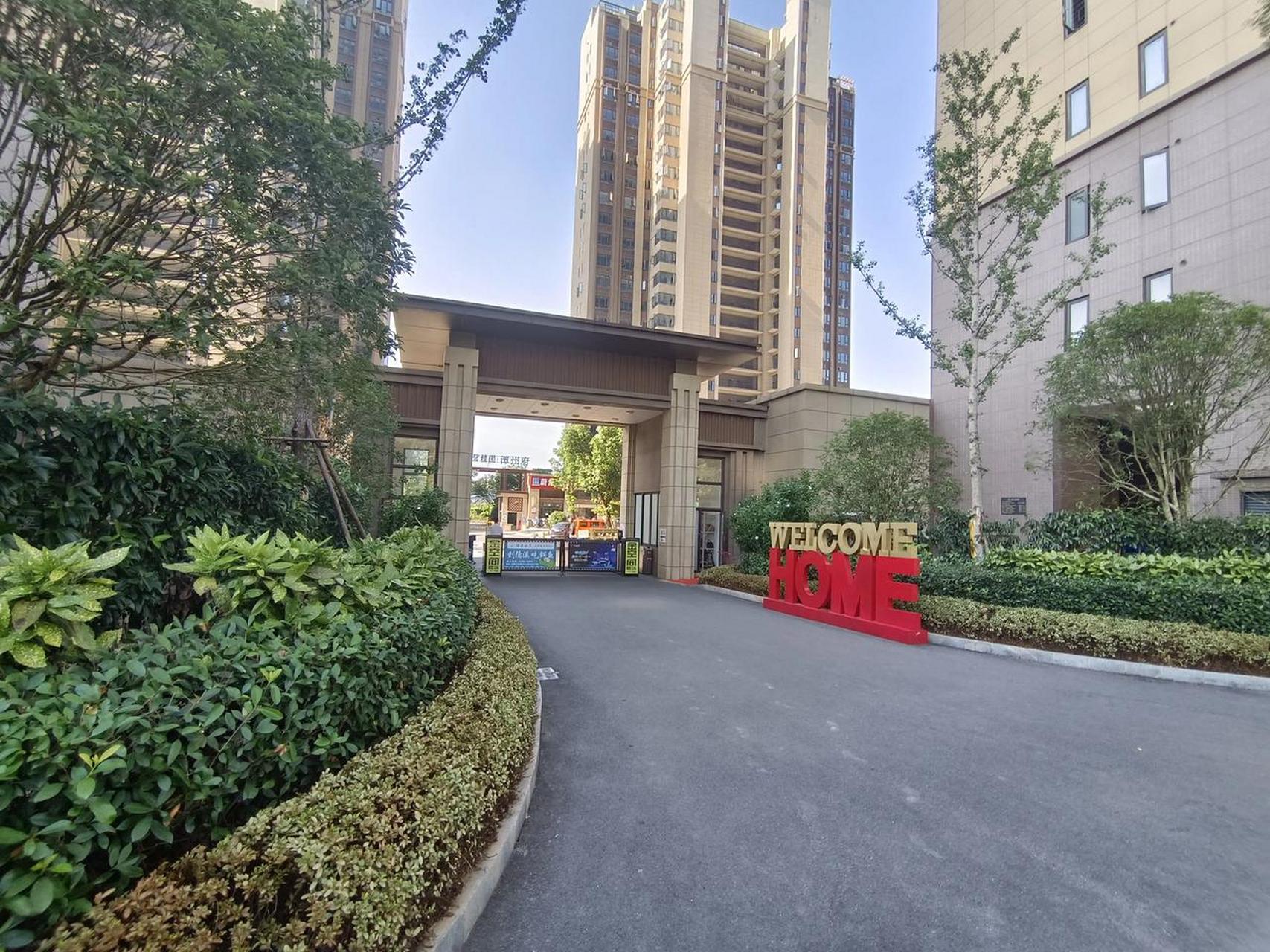 碧桂园潭州府,位置位于福星路和宝塔路的交汇处,也算是河东市中心,离