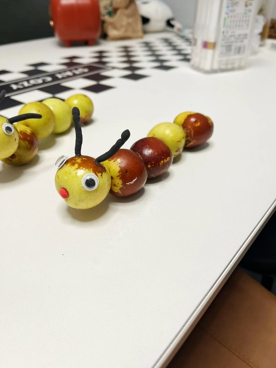 今天和娃做了个小狮子和毛毛虫 橙子为底,用双面胶粘了半圈,用水果网