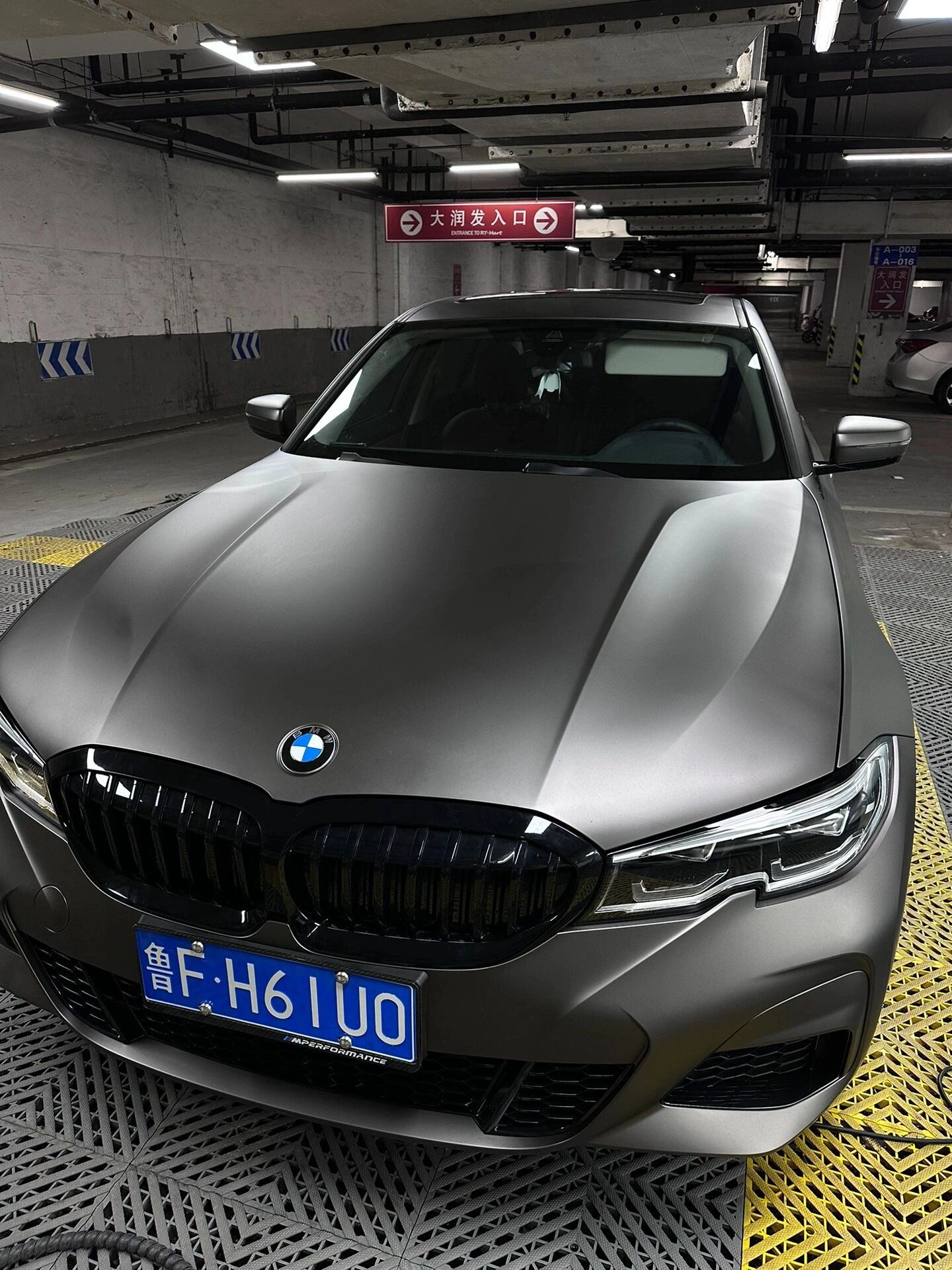 磨砂灰车膜yyds9015 正常磨砂山灰那种颜色会带点油亮,照片里车库