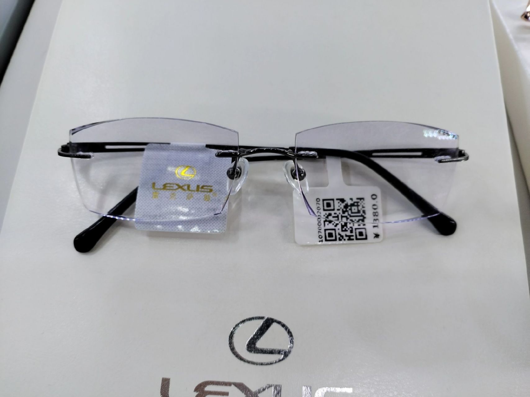 雷克萨斯美妆镜 高端私人订制 钻石切边眼镜