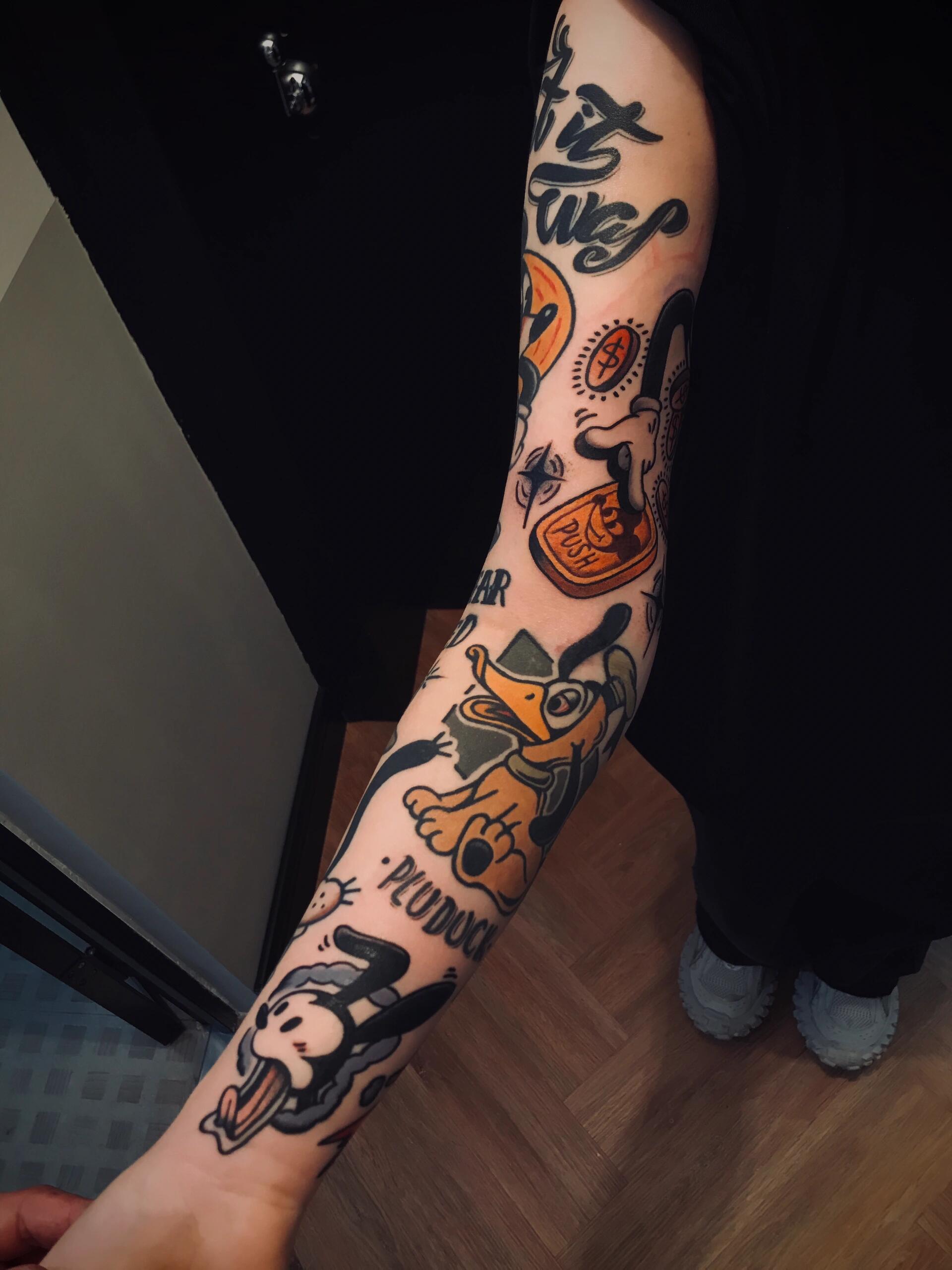 复古卡通花臂扎到手背,还是很帅滴