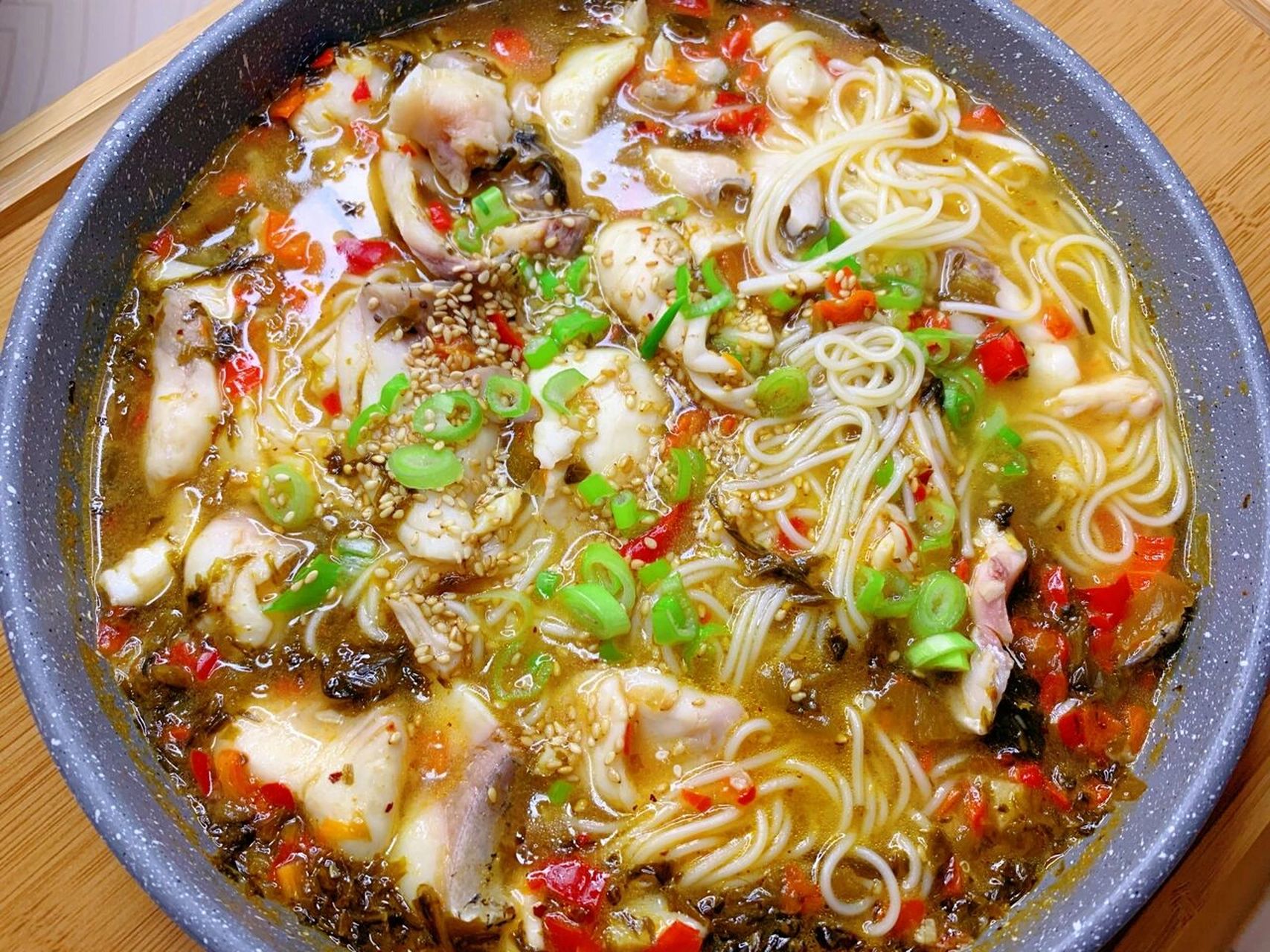 100种面条日更中(20)剁椒鱼面 嗨,晚上好呀,今天邻居送的黑鱼片,做了