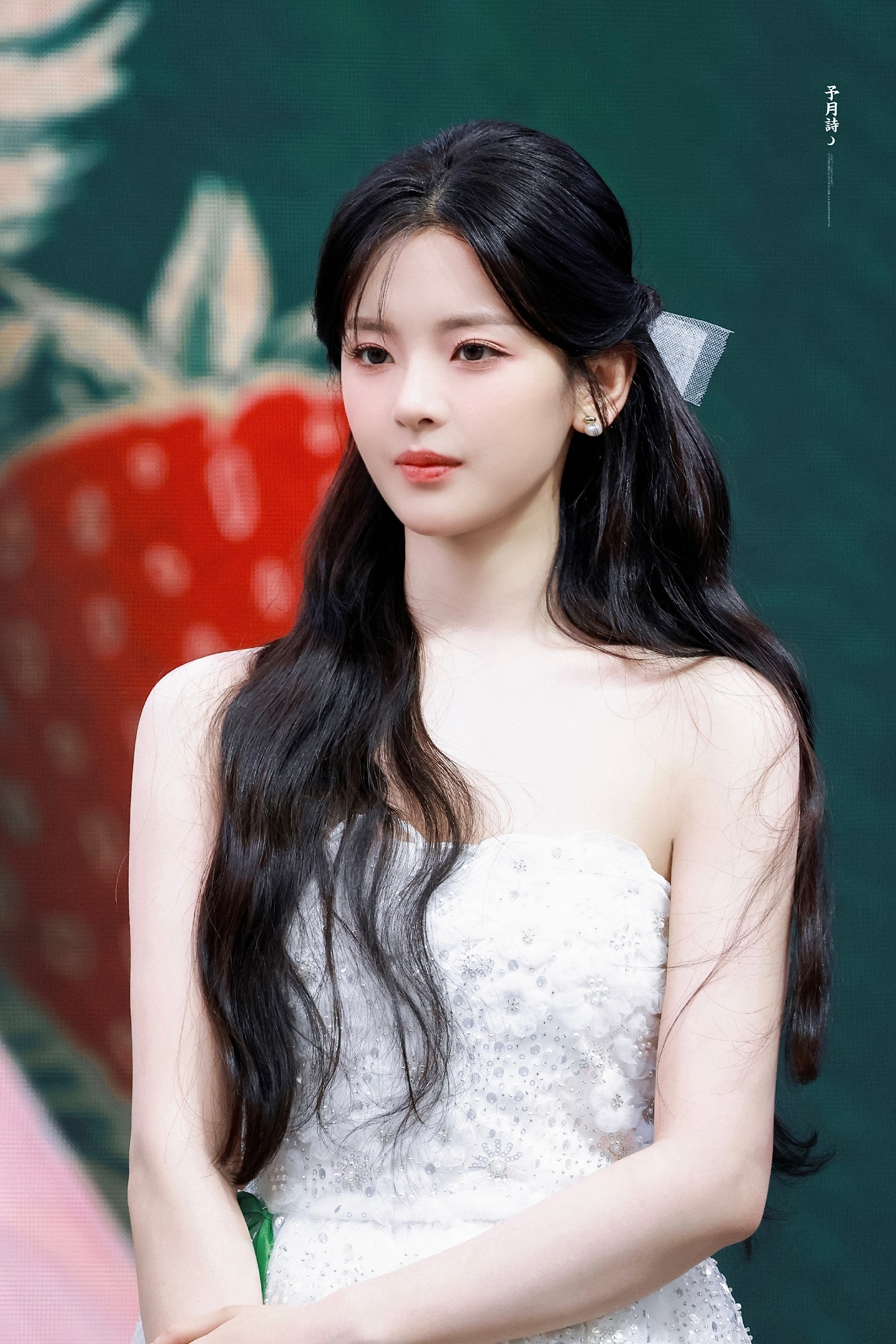 杨超越:一身纯白短裙,清新甜美