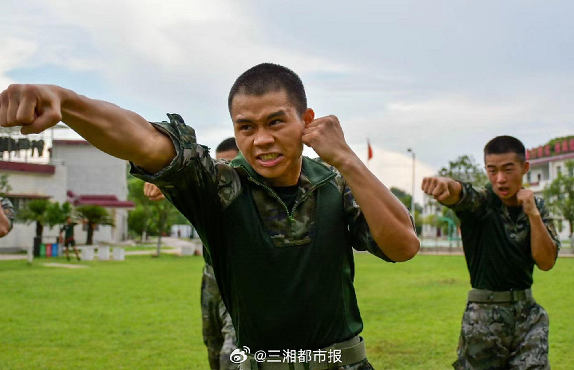 【#湖南武警官兵烈日下苦练擒敌#】"当兵不习武,不算尽义务,武艺练不