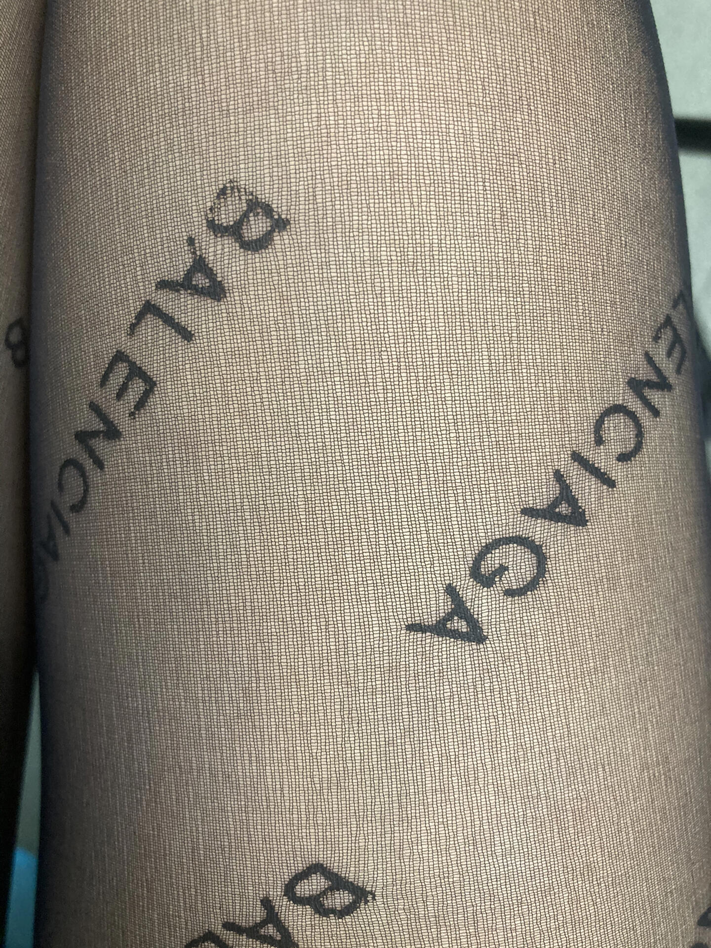 这黑丝穿上一点都不艳俗—巴黎世家字母丝袜