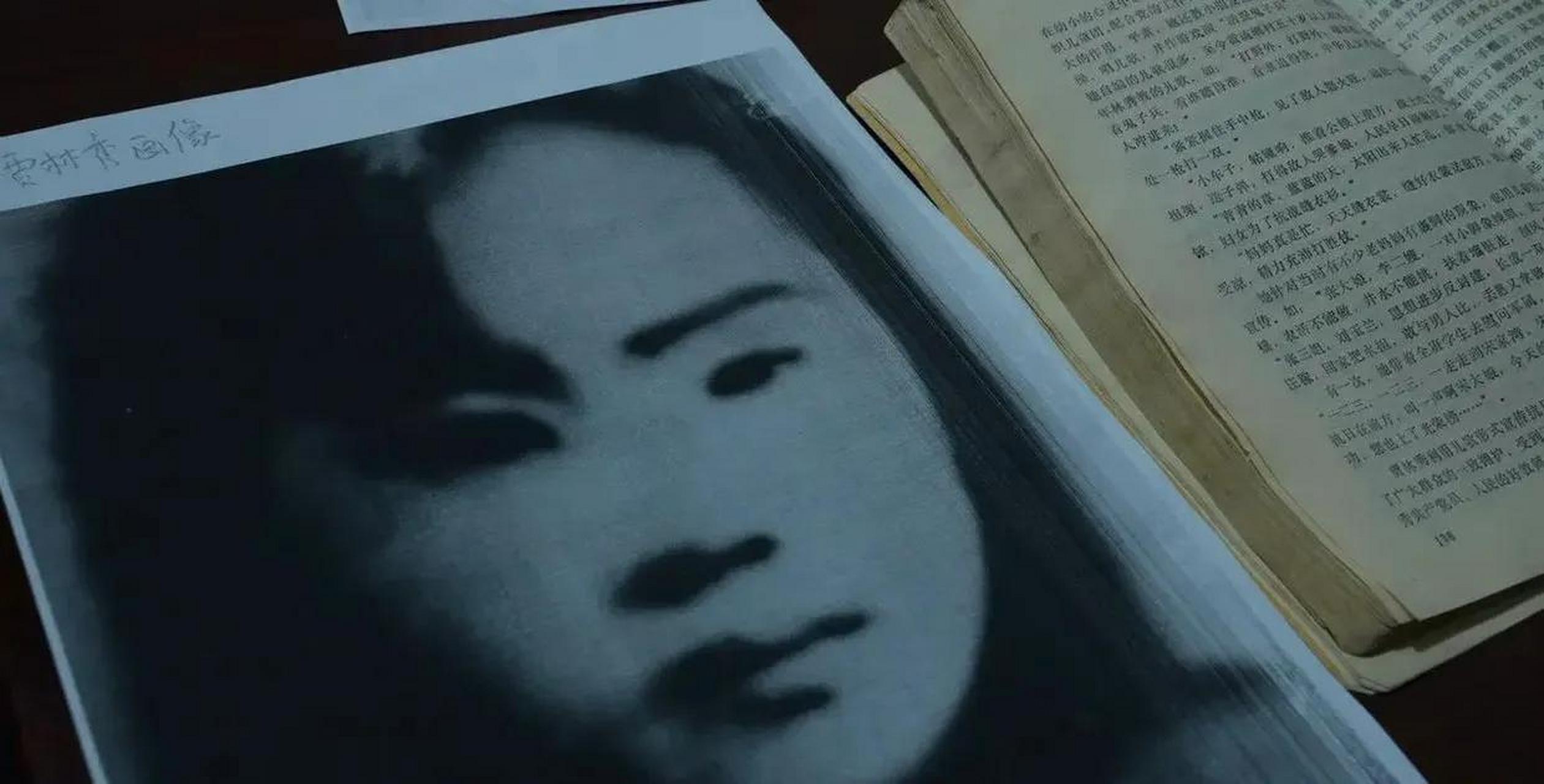 1945年,在河南省滑县,贾林秀被绑在柱子上严刑拷打.