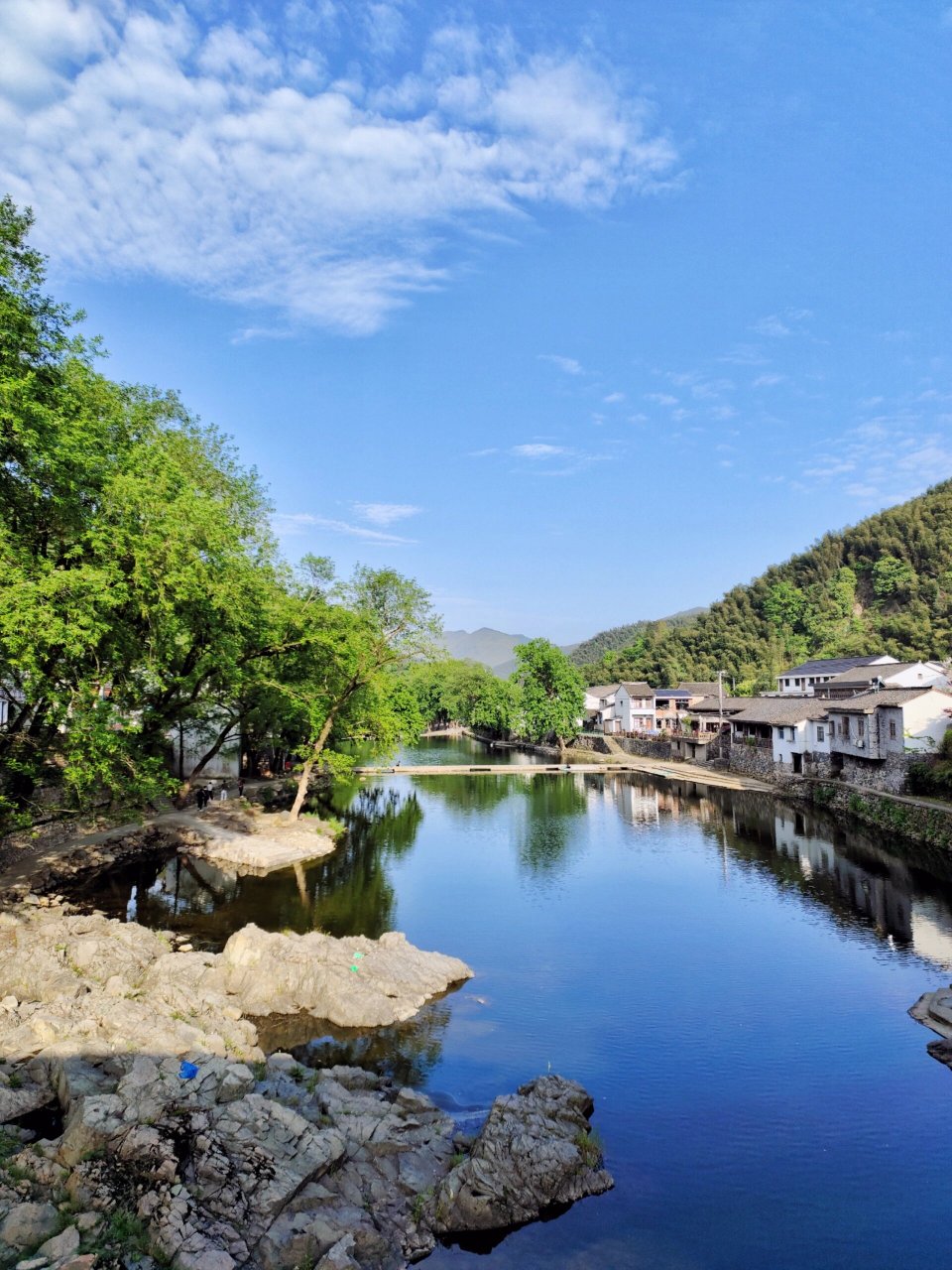 余姚鹿亭中村    余姚中村位于四明山深处鹿亭镇,村中有座白云桥,白云