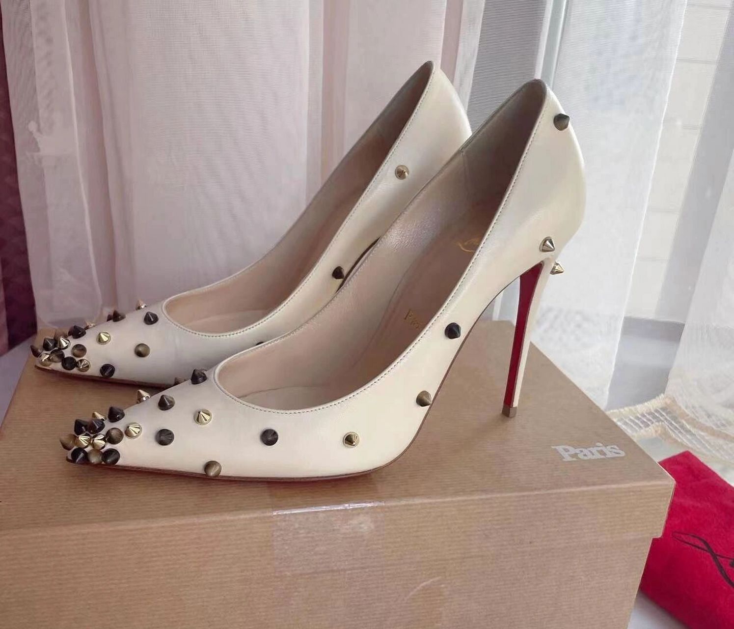 christian louboutin 路铂廷 萝卜丁 cl 红底鞋 奶白色哑光彩色铆钉