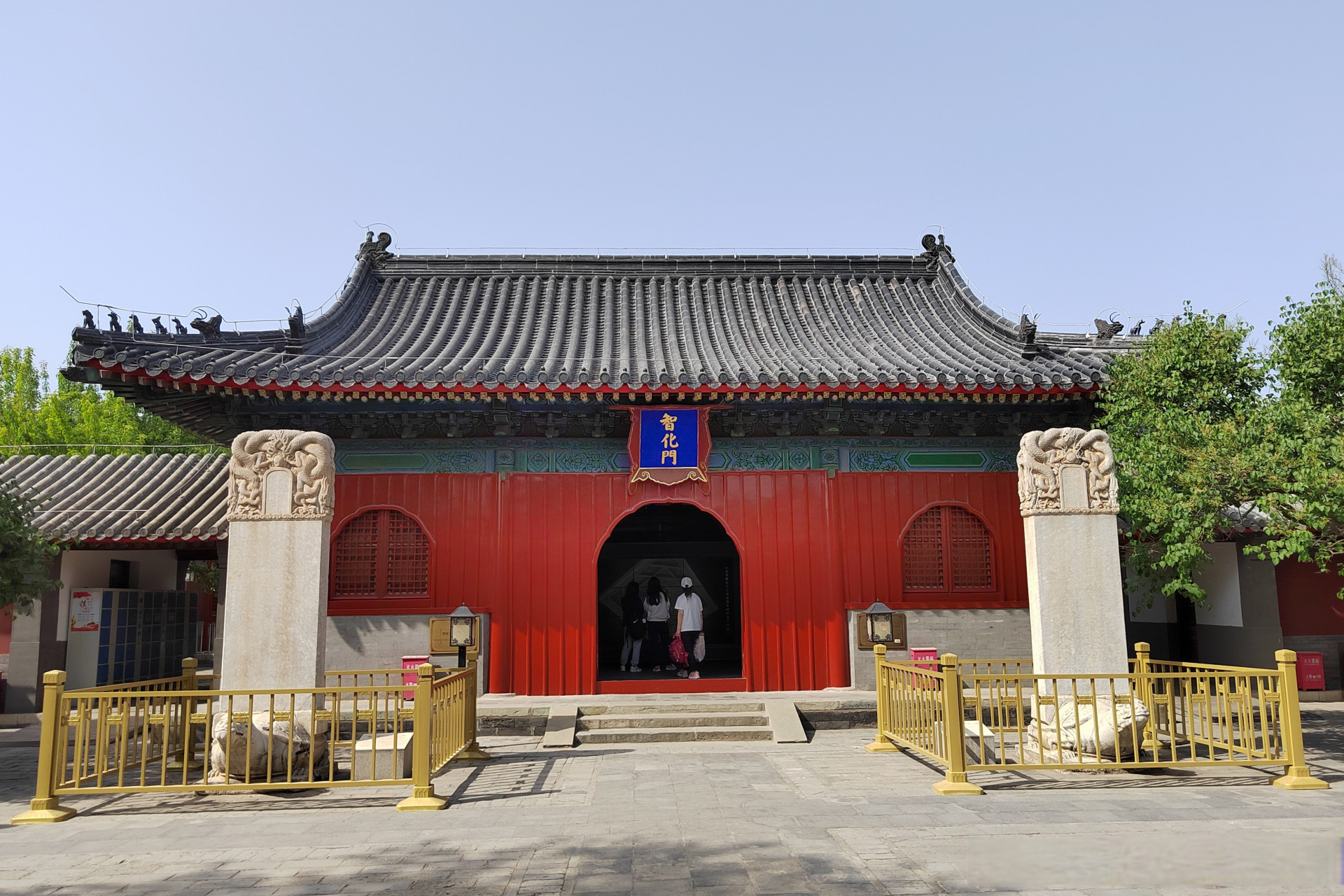北京市东城区禄米仓胡同内,有一座修建于明朝正统八年(1443)的智化寺