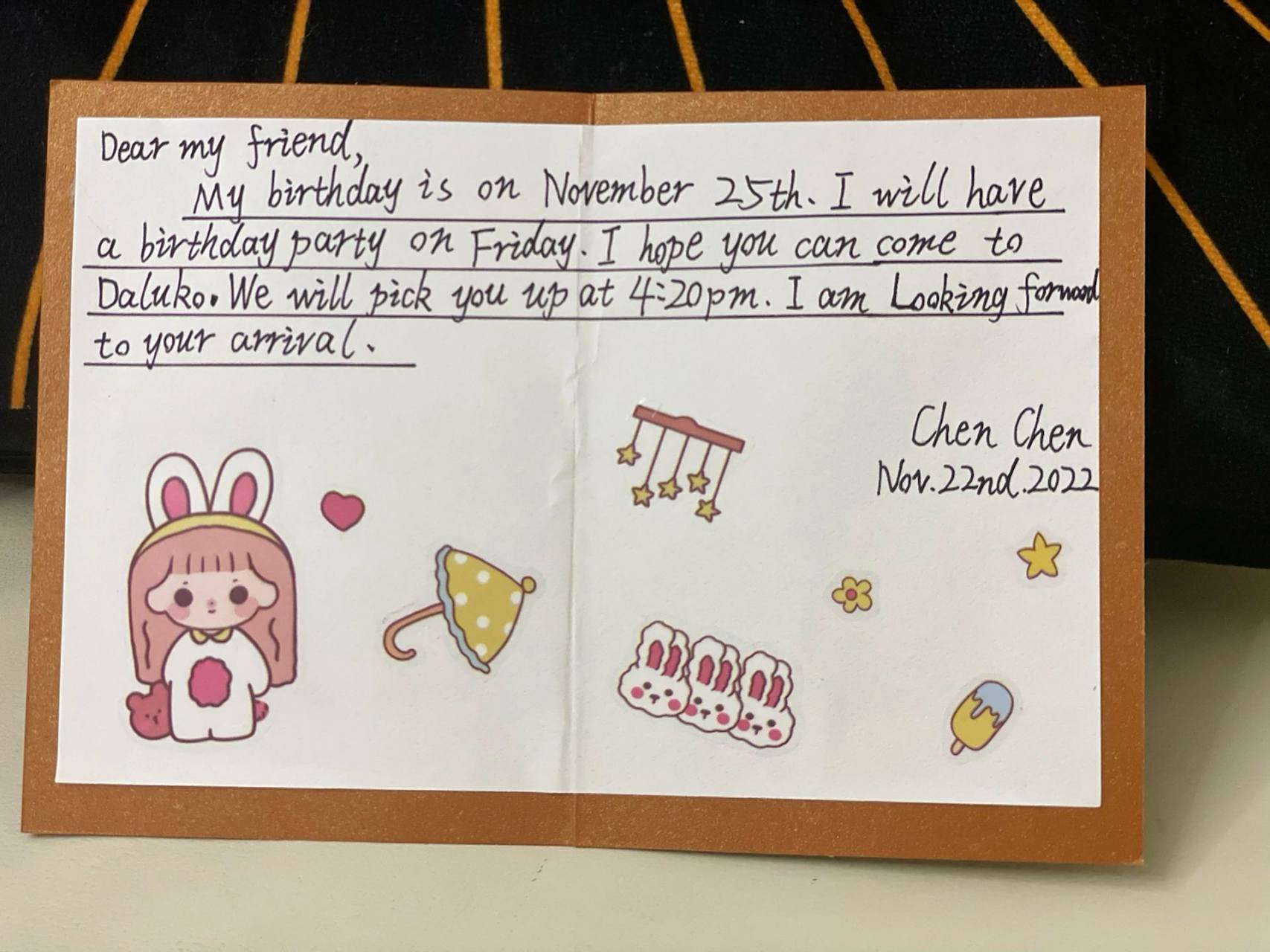 我跟她提议:学了这么久英语,你要不要试试用英语写719915邀请函