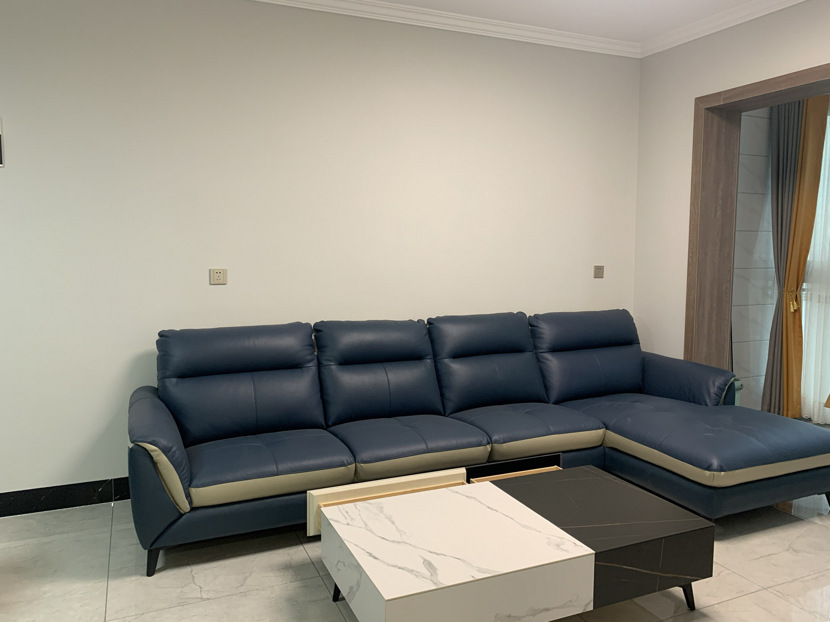 深蓝色沙发配什么颜色的挂画好一点呢 麻烦各位大神给给意见