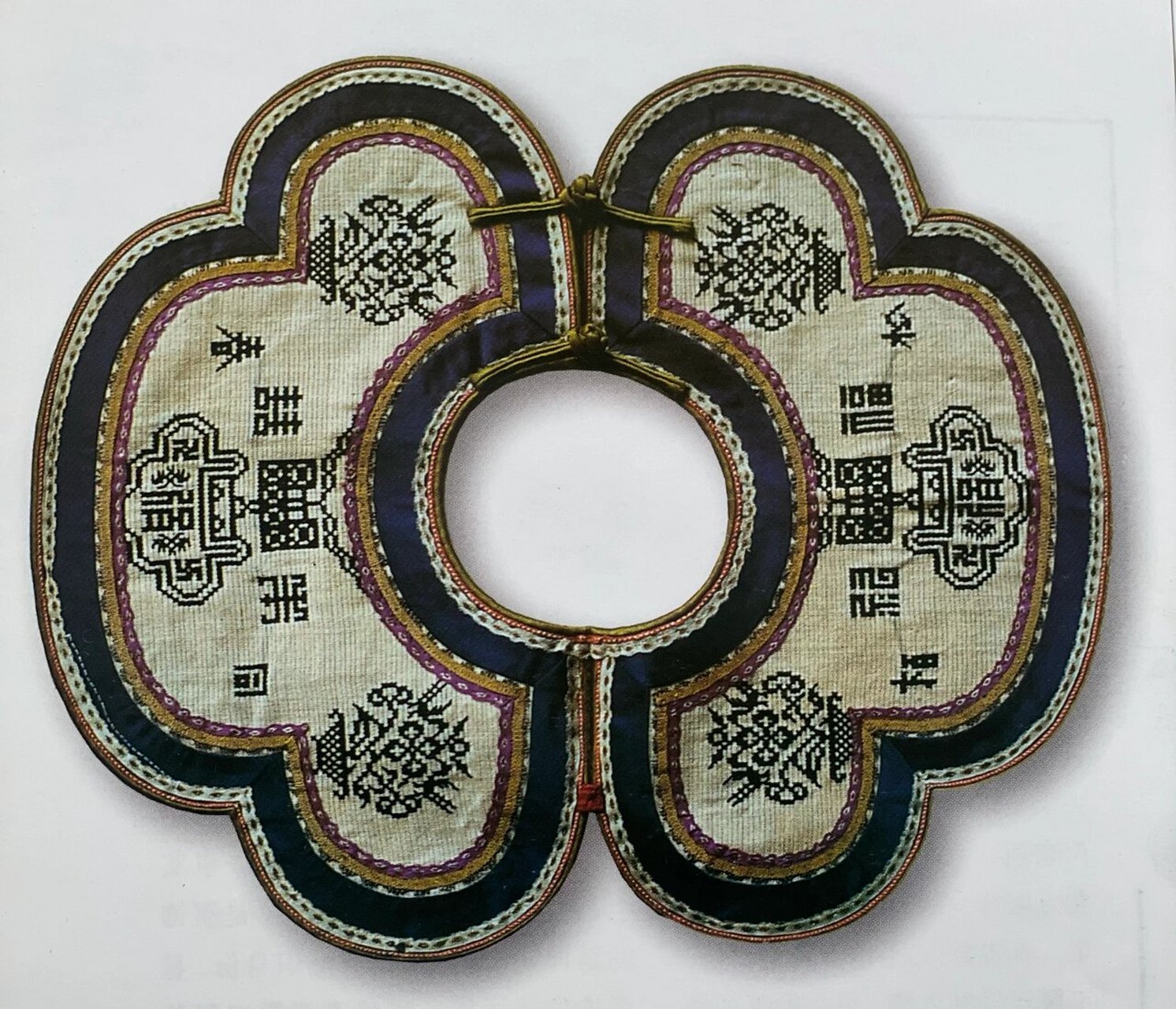 78云肩是古代重要服饰,云纹作如意状而四合,象征天下四方祥和如意