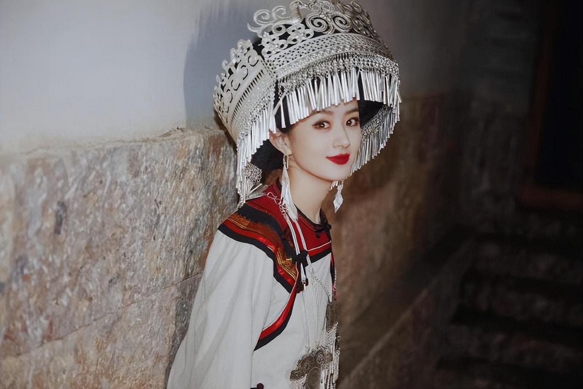 差点没认出这是赵丽颖,穿上苗族服饰后,美得像18岁少女 少数民族风格