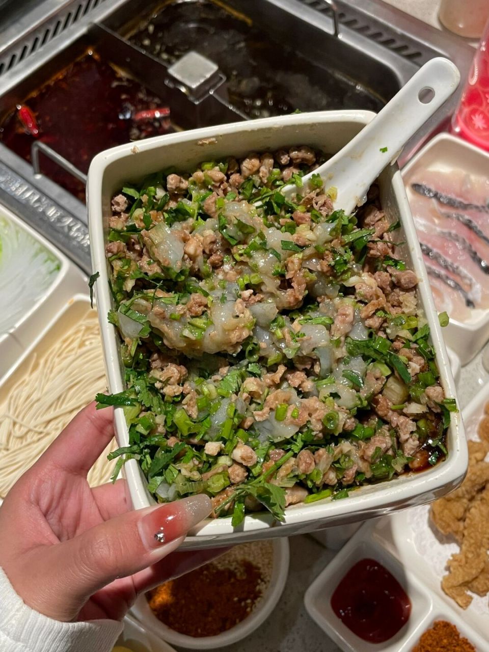 虾滑77牛肉粒(免费)77香菜(免费) 店员还会给你蘸料哦～ #海底捞