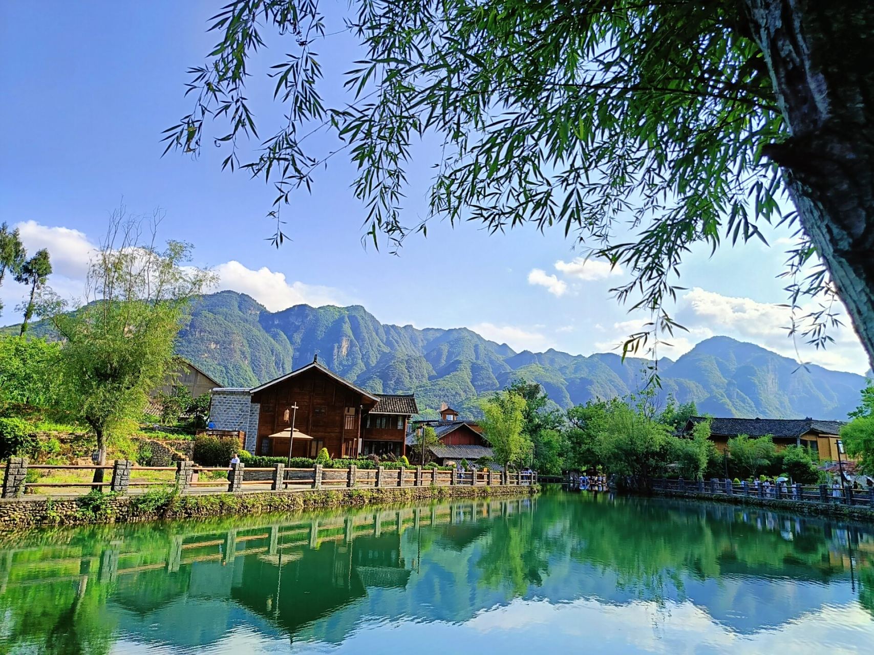 ① 云舍景区坐落在神秘的梵净山脚,风景如画的太平河畔,距江口县城1