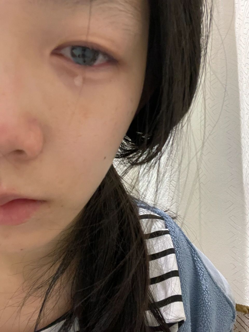 天啊 感冒一直流眼泪 感冒了,单眼流泪,😢这个表情很贴切