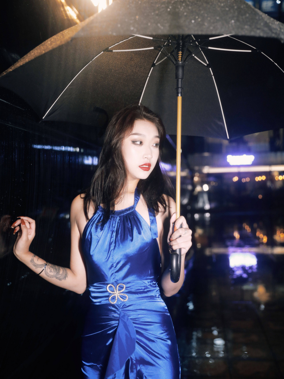 客妹说想拍一套之前倪妮撑伞风格的写真,于是我们有了这组照片!