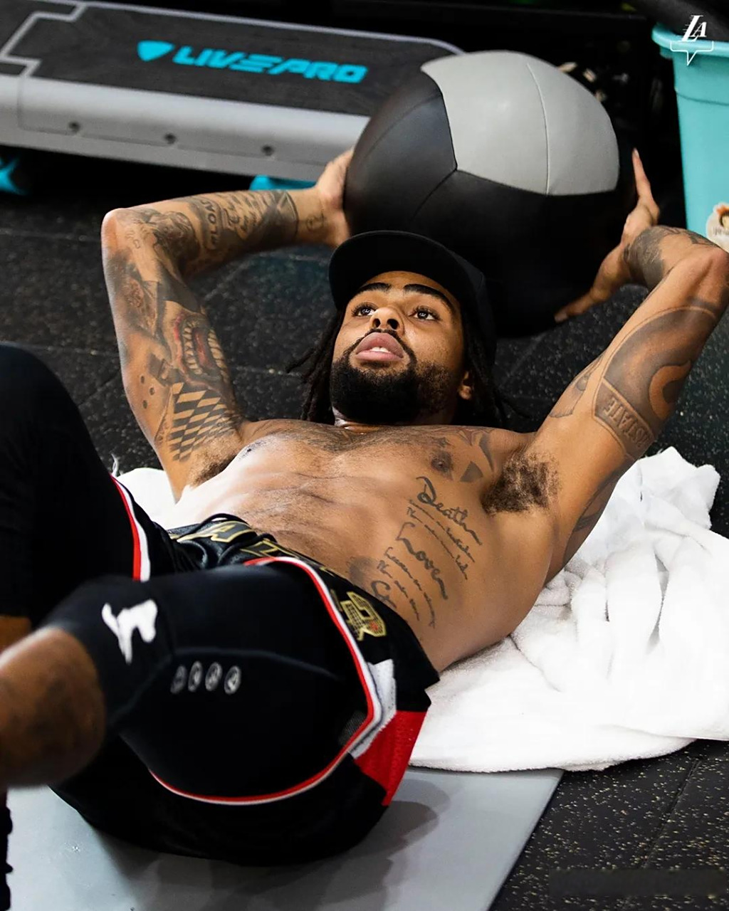 湖人晒拉塞尔中国行训练照  阿克伦king詹姆斯