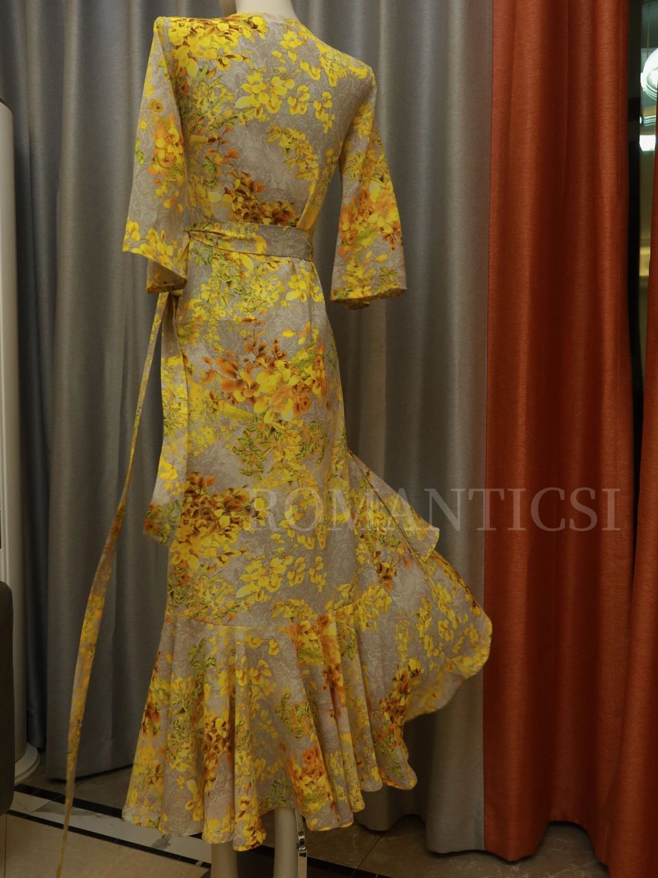 黄色战袍为什么一下就火了 金黄色花卉法式风情印花裹身度假女士长裙