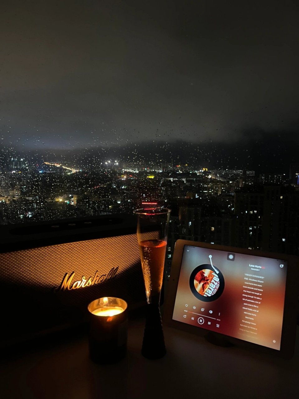 壁纸get|雨天的阳台夜景更美 下雨的阳台夜景更美 雨滴附在玻璃上