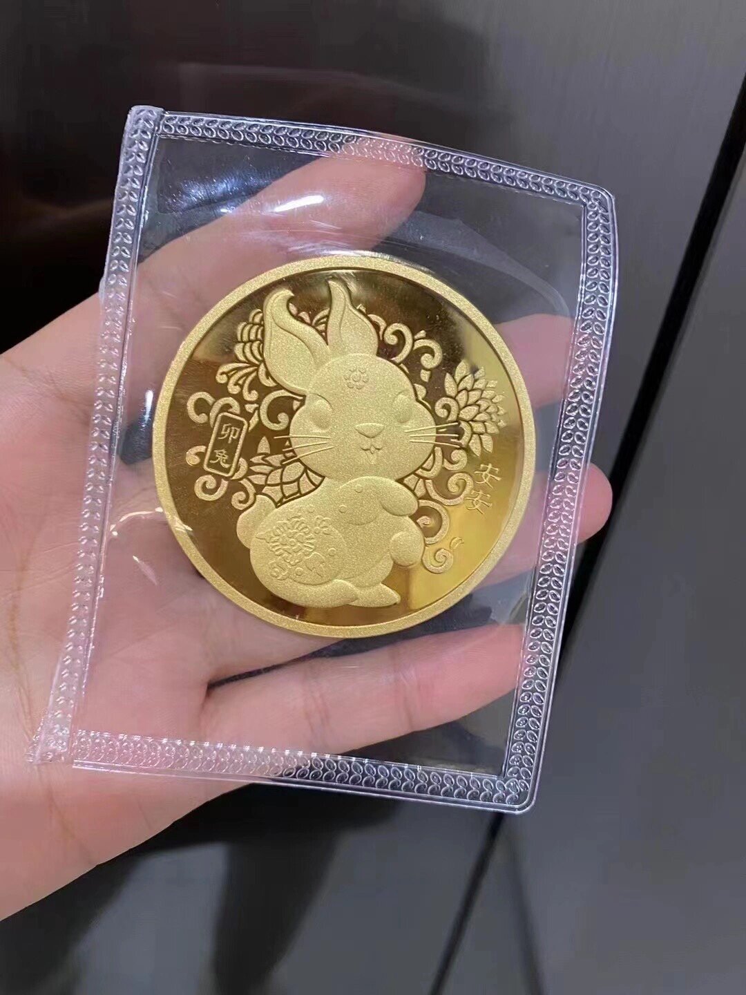 给出生的宝宝定制的100黄金纪念币