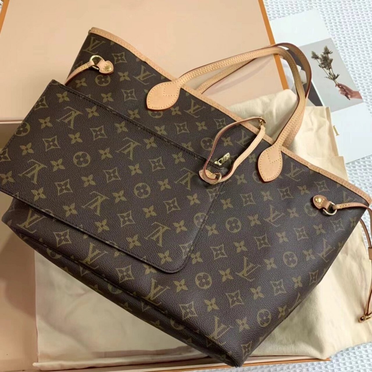 路易威登lv中号购物袋 0115万年长青经典款 相信好多姐妹们入手的