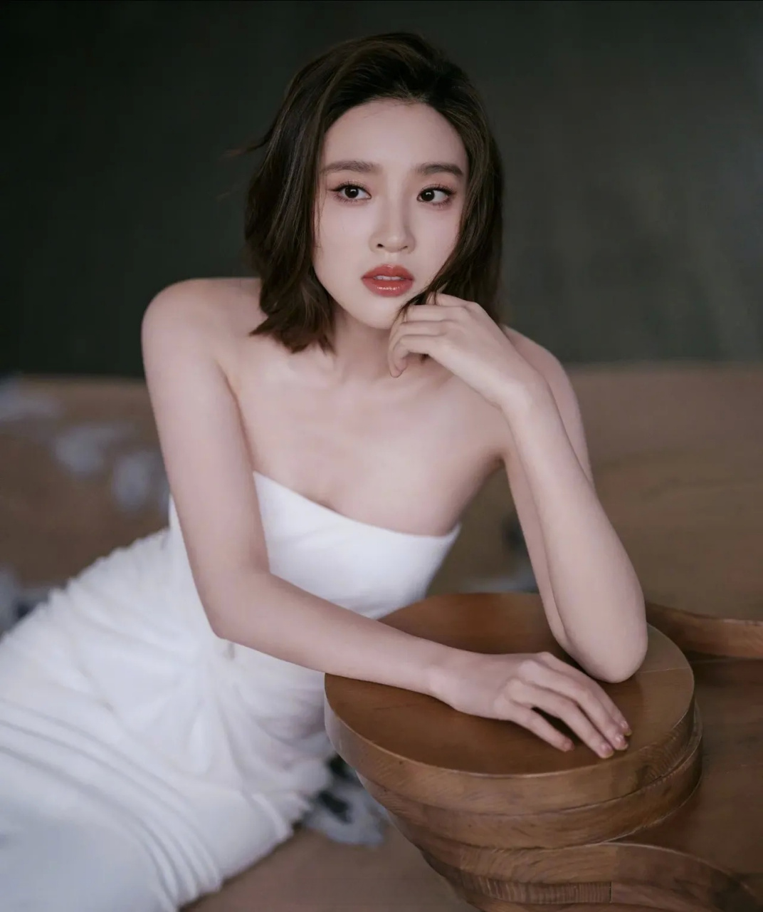 唐艺昕窗边秀身材,从青春的小姑娘,慢慢成长为人妻,唐艺昕这一路走来