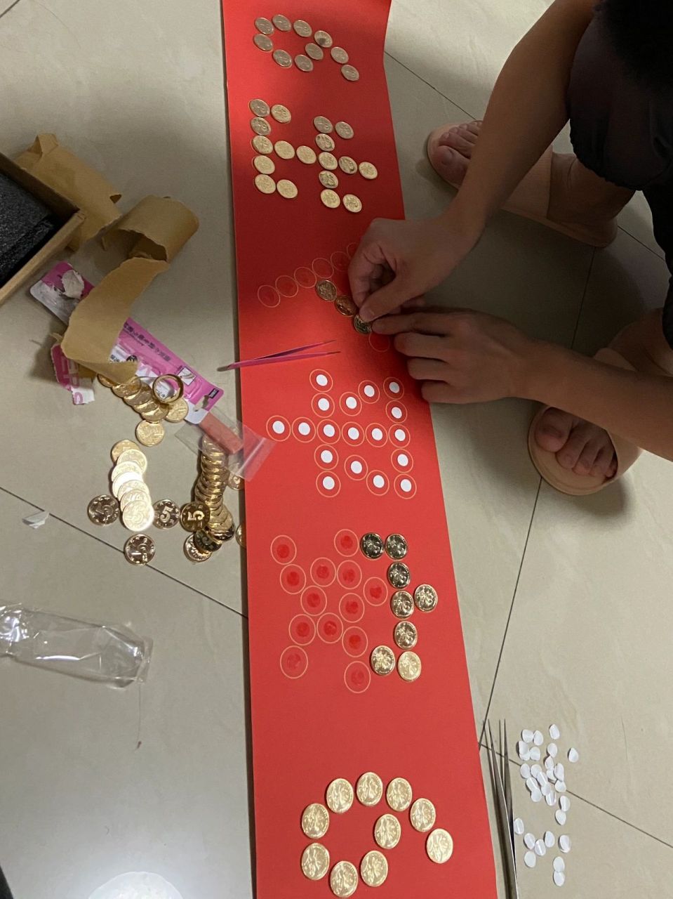 过门石下面用的是88颗金色5毛硬币摆的"出入平安",撒上朱砂,出门66
