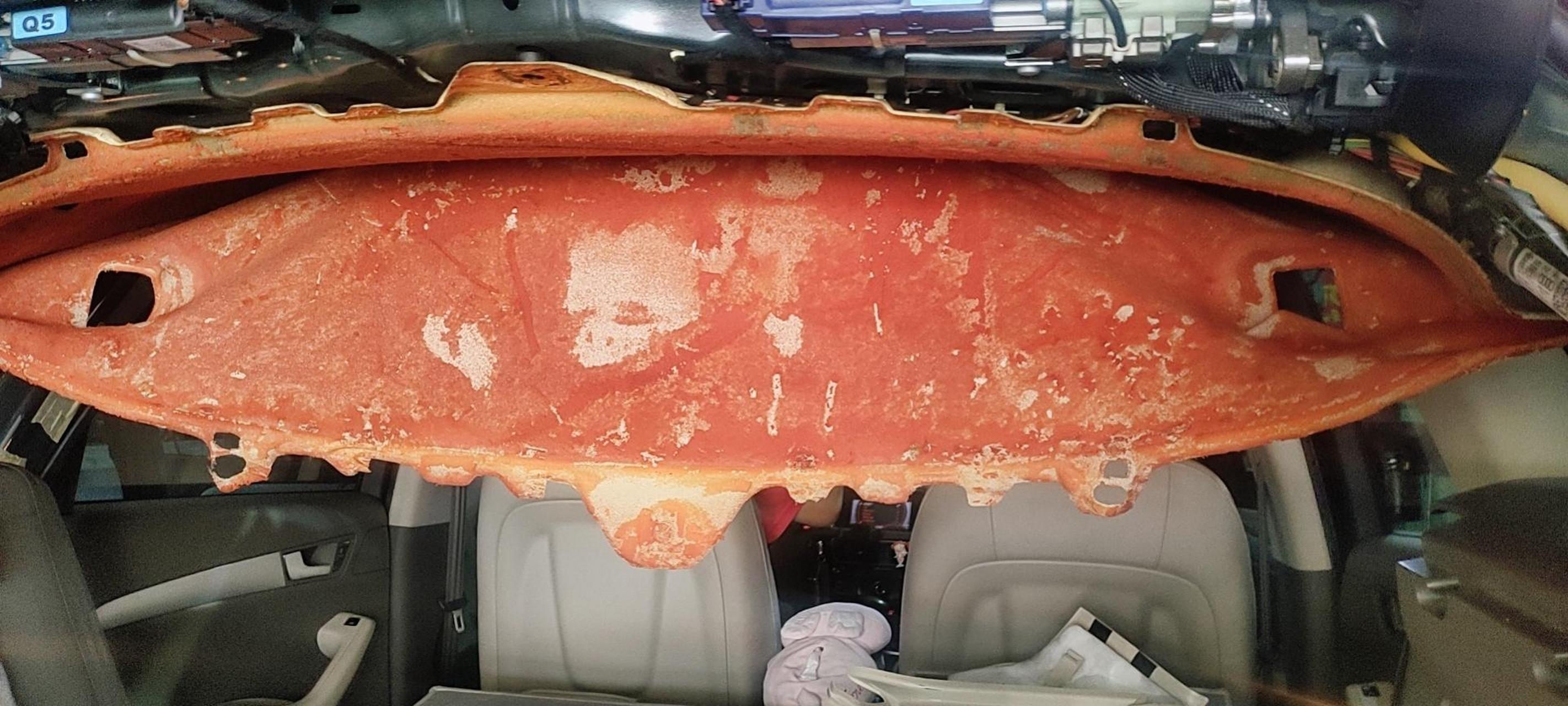 今天为奥迪q5更换电动卷帘和顶棚老化更换.