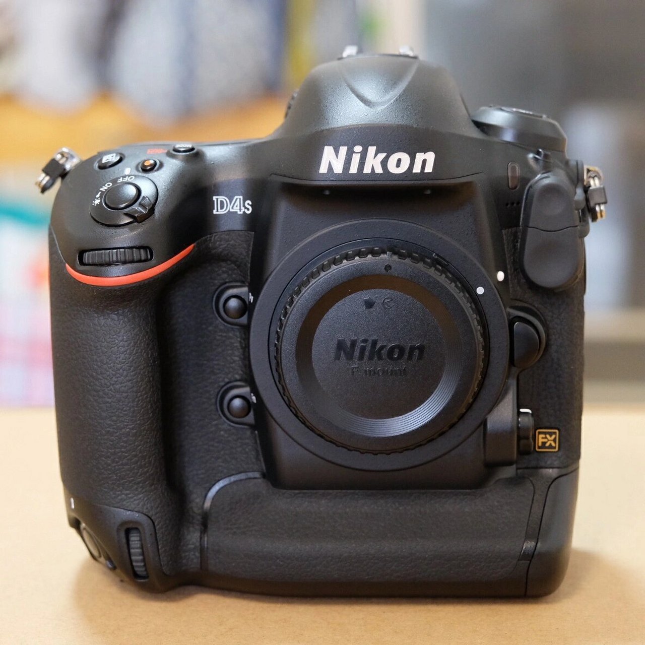 尼康d4s 各位不好意思,想了一下,还是不出了 尼康的兄弟们还是要在一