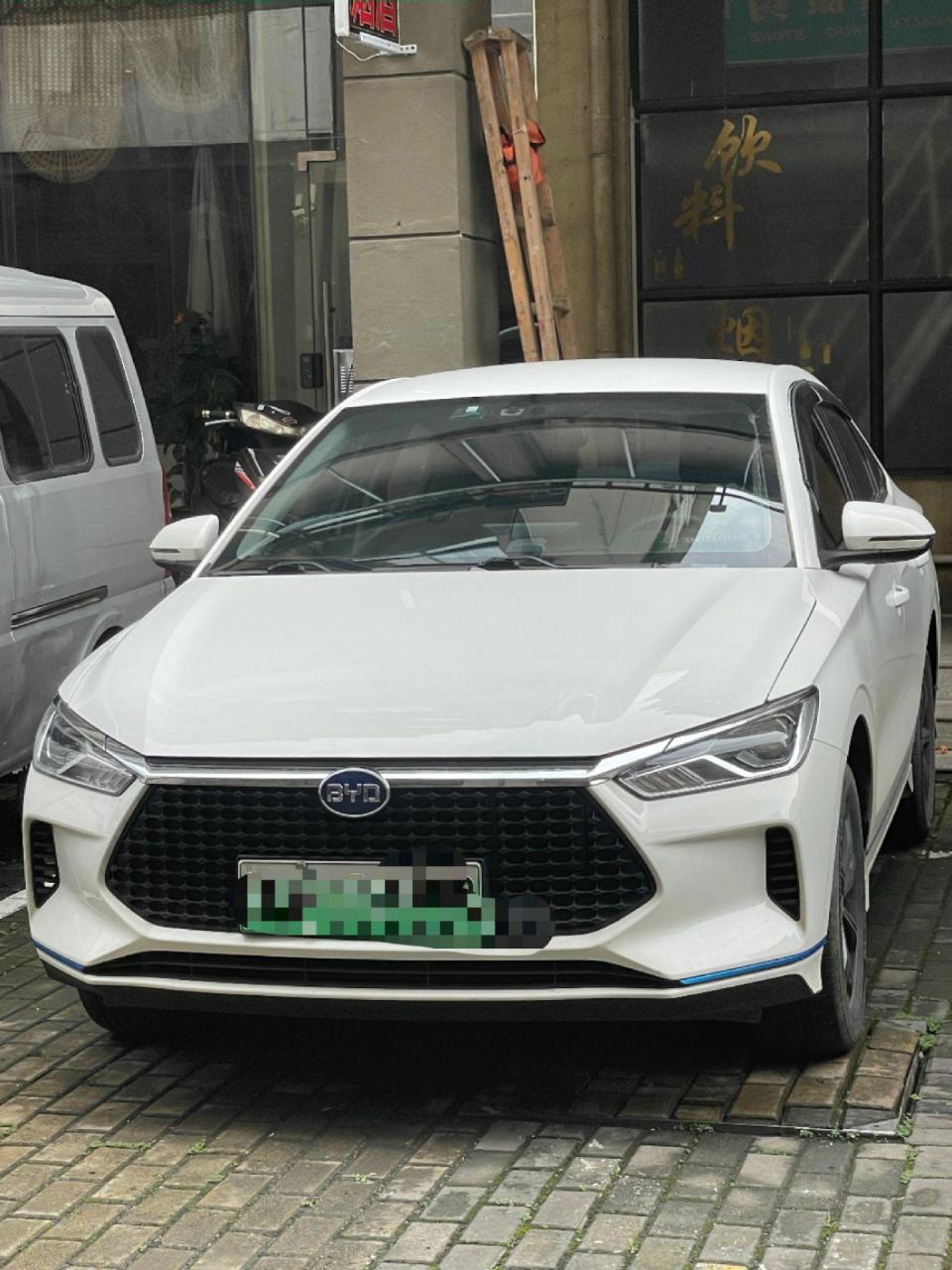 比亚迪e3,22年3月上牌,公里数11万多,车况原版原漆无事故出险记录