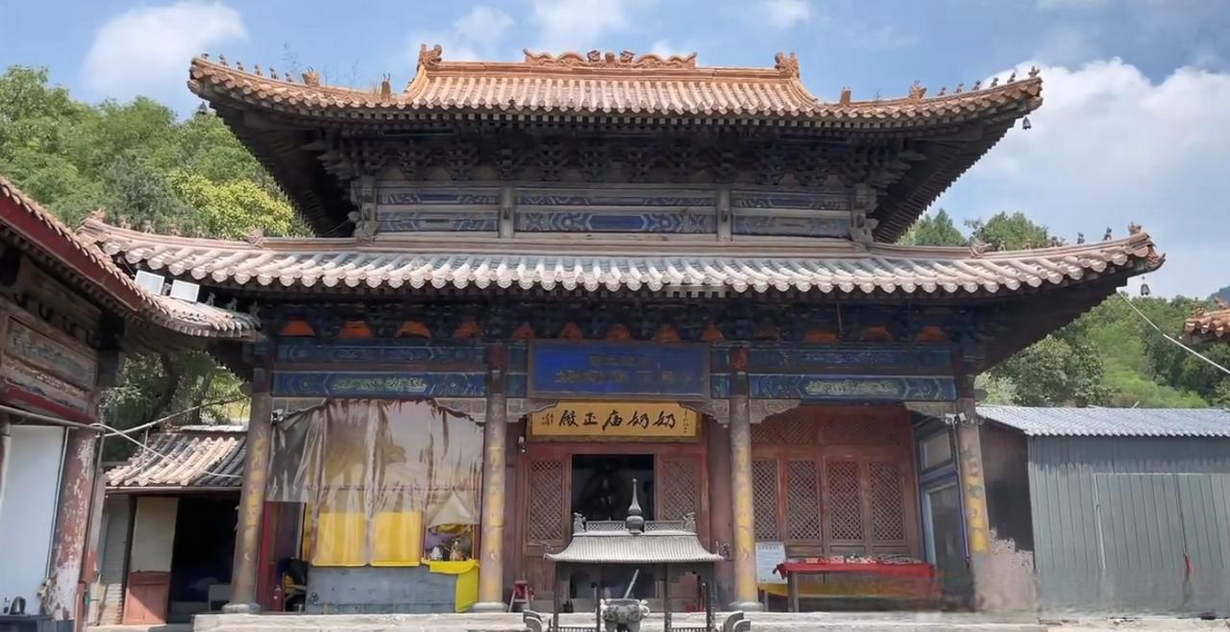 后山奶奶庙位于易县流井乡马头村的洪崖山上.