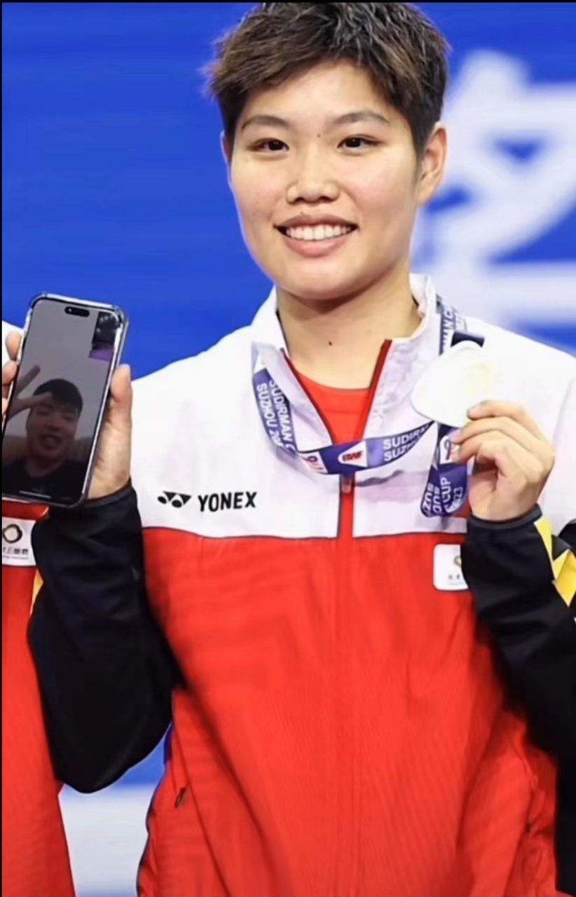 2023苏迪曼杯中国夺冠# 一直都没有注意,黄东萍颁奖时手上的鸭哥,苏 