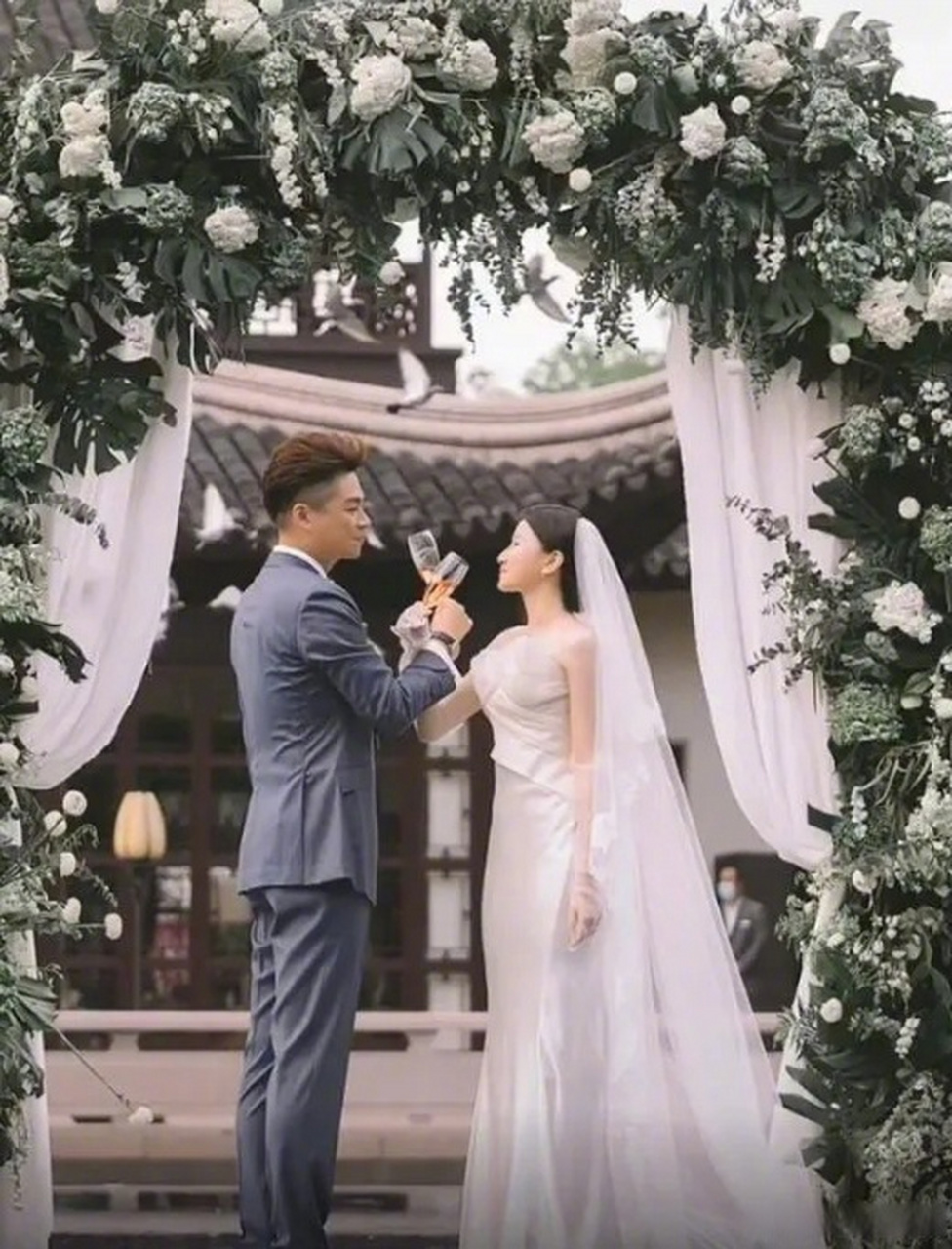 网友偶遇沈涛陪老婆产检#恭喜沈涛要当爸爸啦!