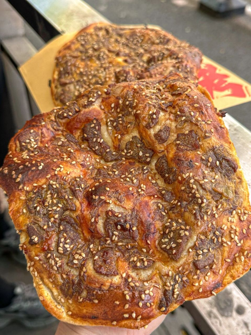新街口一家专门卖新疆烤包子和肉馕的店,肉馕真的好大一个!
