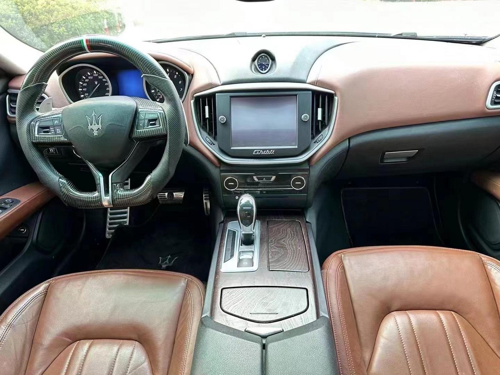 17年玛莎拉蒂吉博力s q4 四驱 完美配色 外白内棕,特价一口价24.88万.