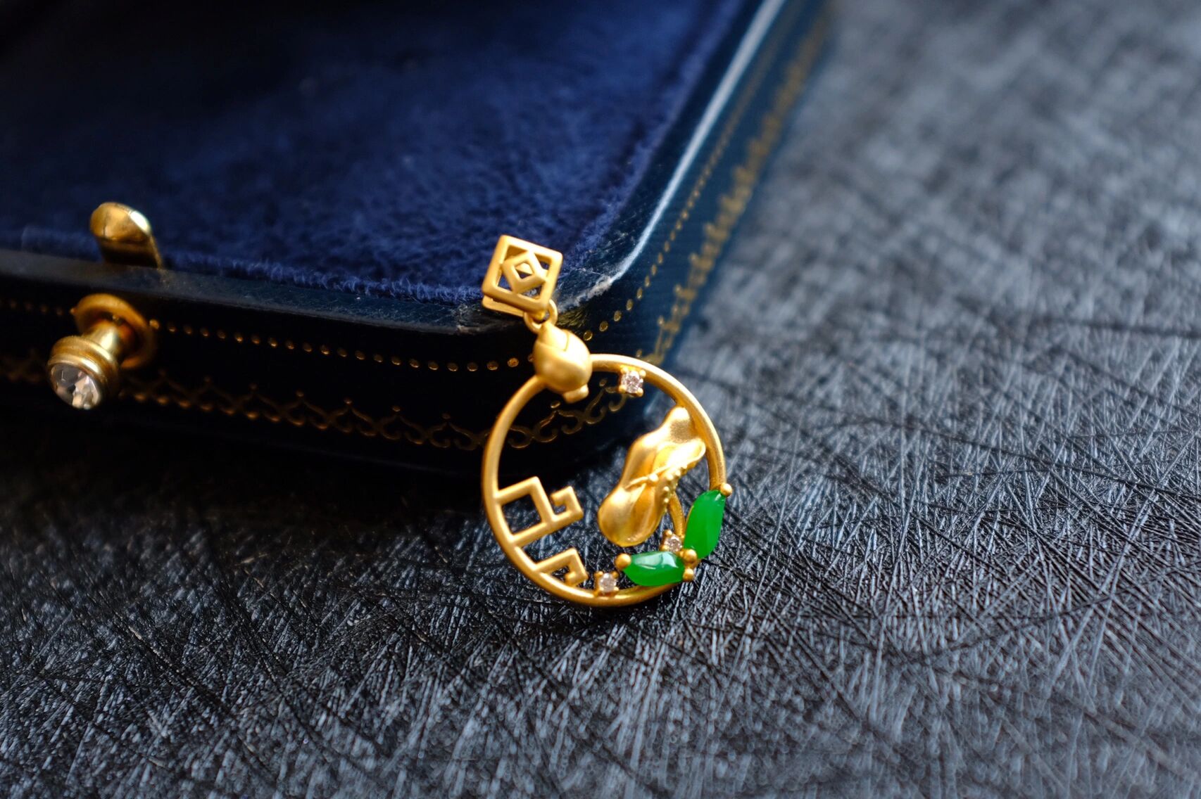 珠宝设计镶嵌|翡翠随形荷花牌吊坠 藏客人镶嵌的翡翠随形吊坠 清新