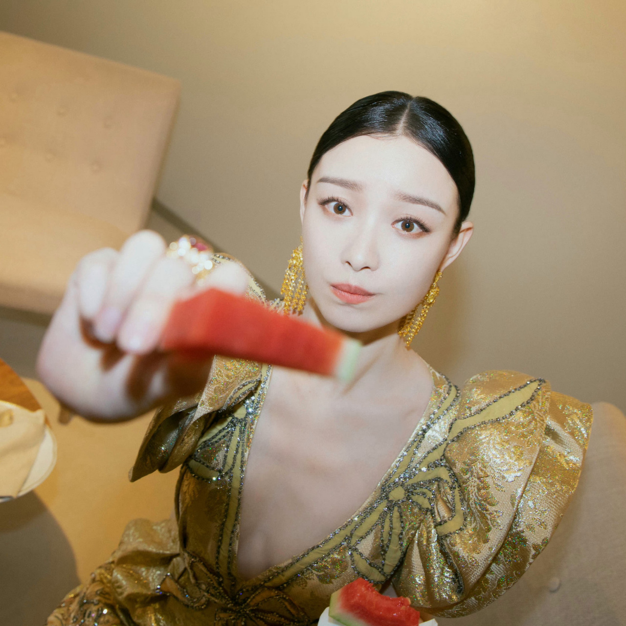 倪妮金色礼服造型