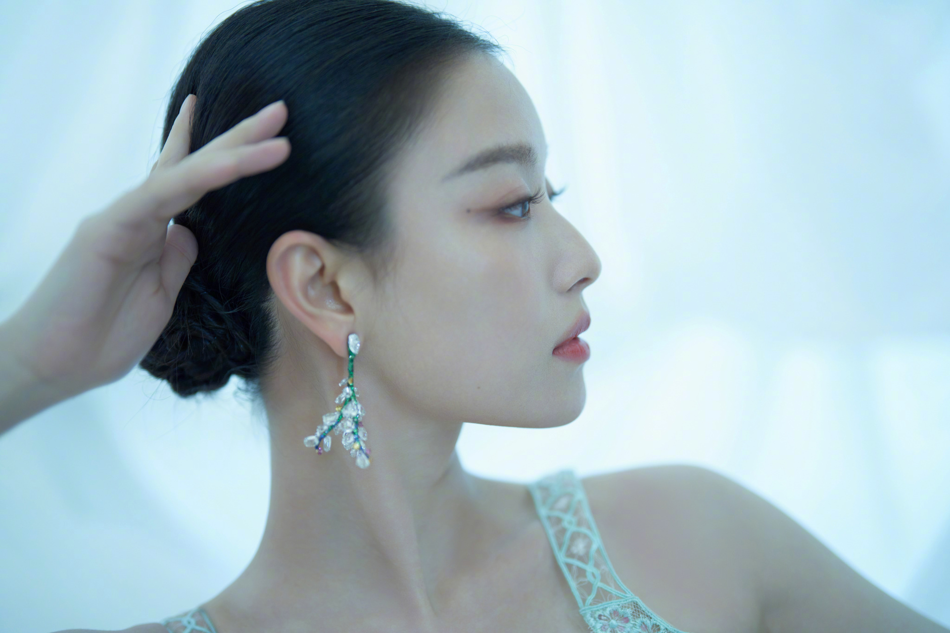 身穿ulyana sergeenko高定礼服的@倪妮 亮相今晚的尖叫之夜红毯红毯